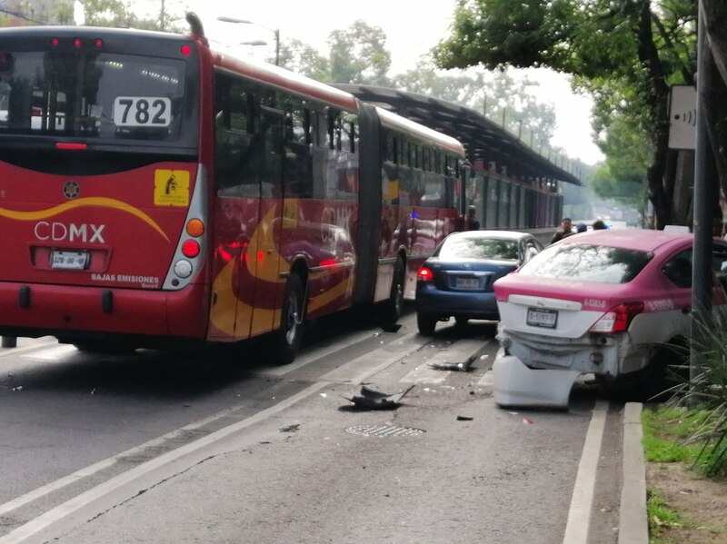 Choque entre autobús y taxi en la Ciudad de México