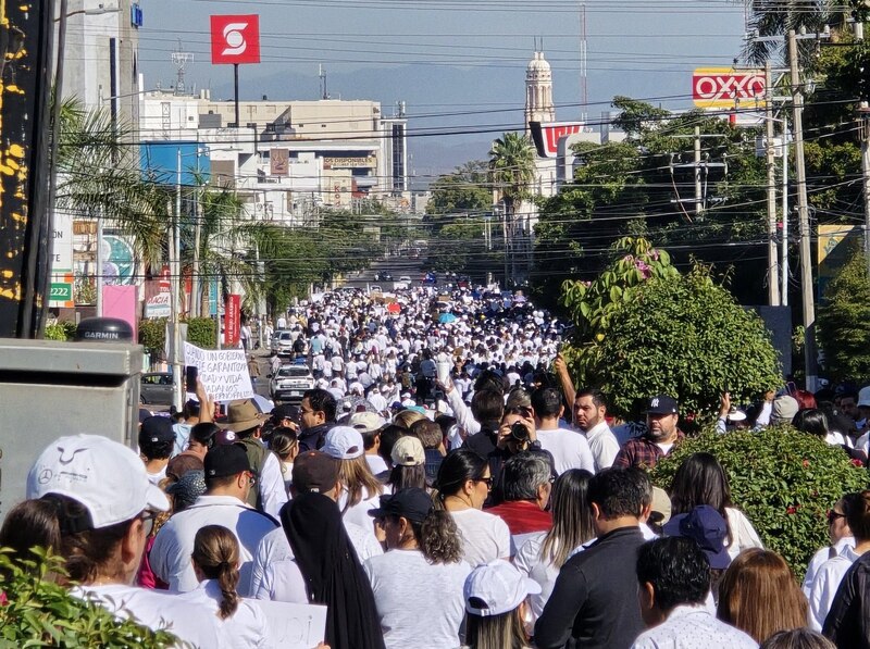 Manifestantes en Culiacán marchan exigiendo justicia por las víctimas de violencia y la renuncia del gobernador Rubén Rocha Moya.