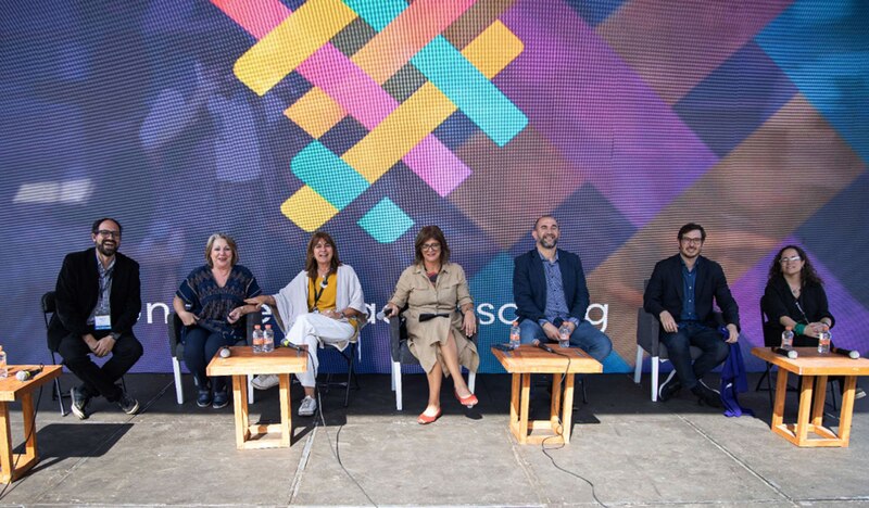 Panelistas en un foro de discusión