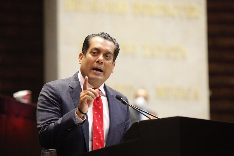 El diputado federal por Morena, Hamlet García Almaguer, durante su participación en la tribuna de la Cámara de Diputados.