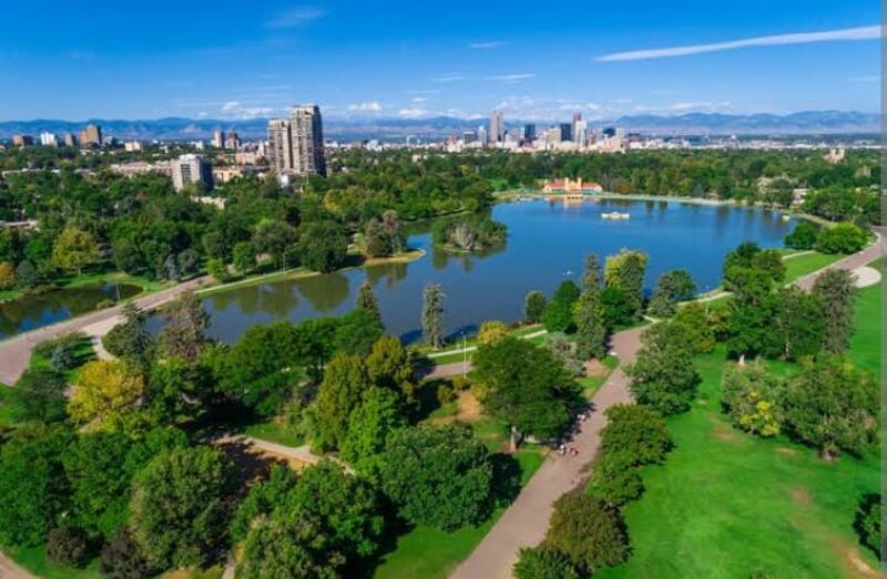 Una vista aérea del parque Cheesman en Denver, Colorado.