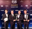Lando Norris recibe el galardón que lo acredita como campeón de la F1