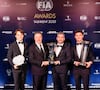 Lando Norris recibe el galardón que lo acredita como campeón de la F1