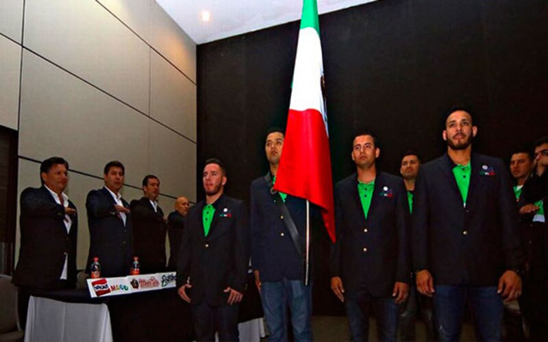 Jugadores de la selección mexicana de fútbol posan con la bandera de México.