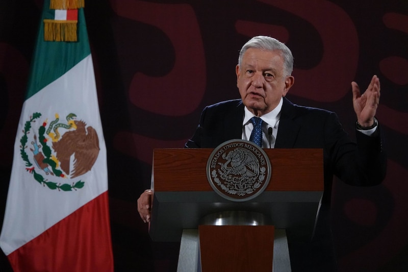 El presidente Andrés Manuel López Obrador da un discurso en una conferencia de prensa.