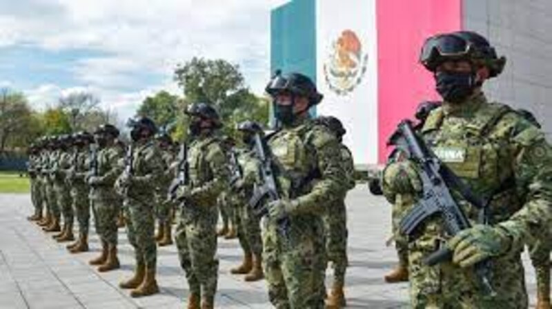 Soldados mexicanos rinden homenaje a la bandera