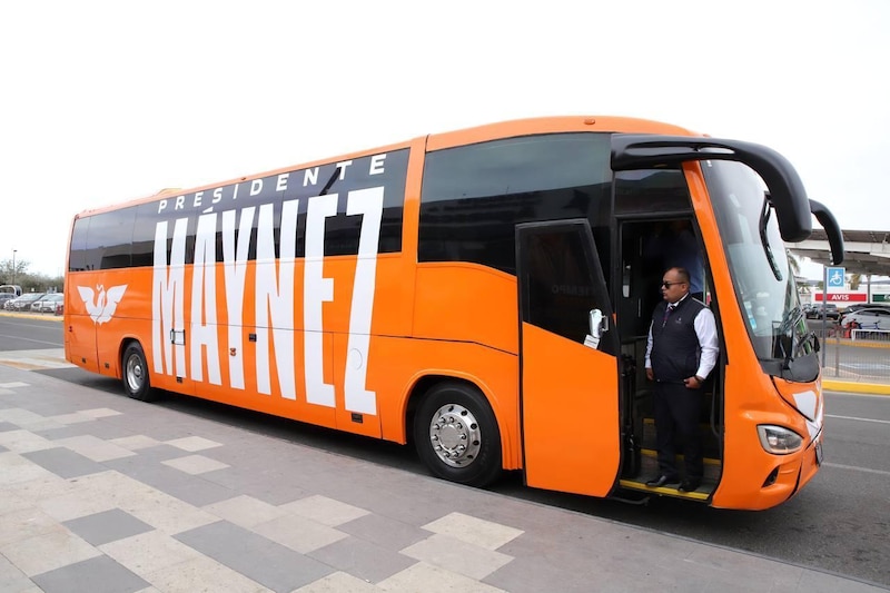 El candidato presidencial Ricardo Maynez abordando un autobús de campaña