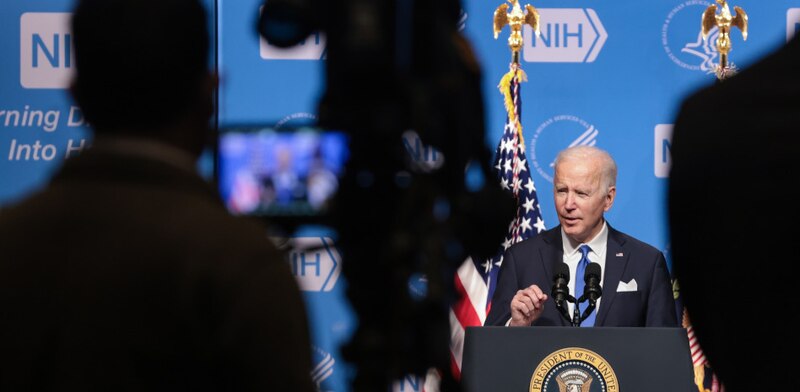 El presidente Biden pronuncia un discurso sobre la COVID-19