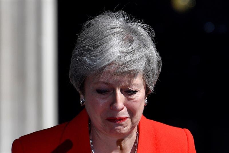Theresa May, la primera ministra británica, llora durante su discurso de renuncia