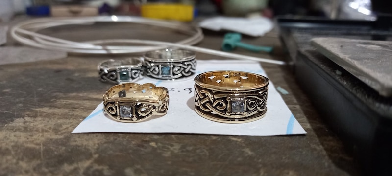 Anillos de oro y plata con piedras preciosas