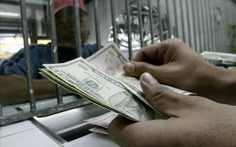 Hombre contando dinero