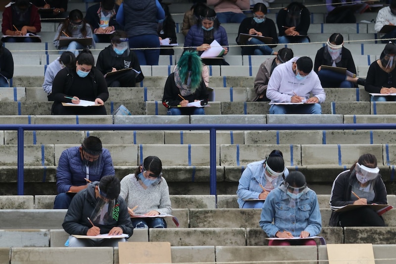 Aspirantes a la UNAM resolviendo examen en las inmediaciones del Estadio Olímpico