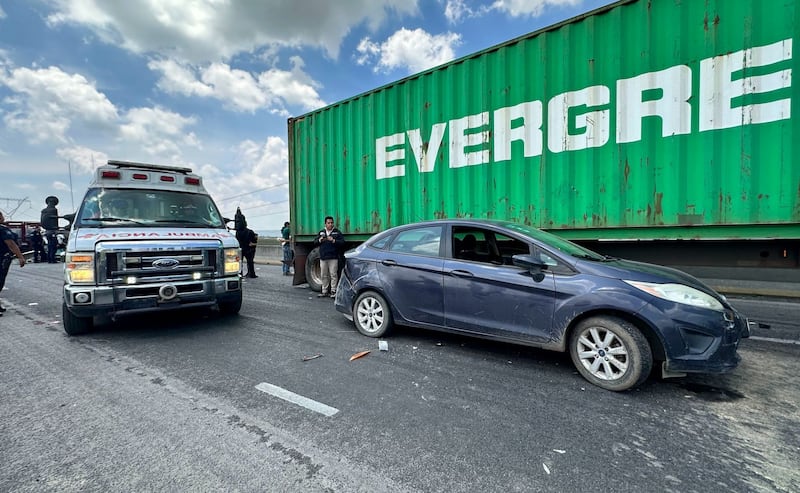 Se registró una carambola en la carretera Bicentenario en donde 12 personas resultaron lesionadas, estuvieron involucrados 10 automóviles y 2 tráileres, al lugar acudieron diferentes cuerpos de emergencia para atender a los lesionados.