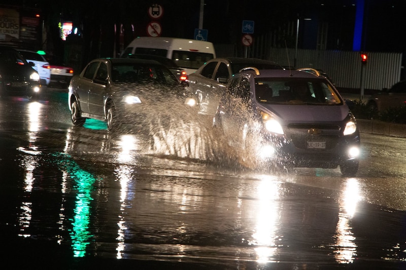 Debido a las fuertes lluvias de este domingo, algunas de las principales vías vehiculares como Paseo de la Reforma sufrieron de encharcamientos ocasionando caos en distritos puntos de la avenida.