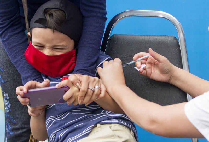 Niño recibe la vacuna contra el COVID-19