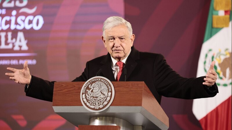 El presidente Andrés Manuel López Obrador da un discurso en el Palacio Nacional.