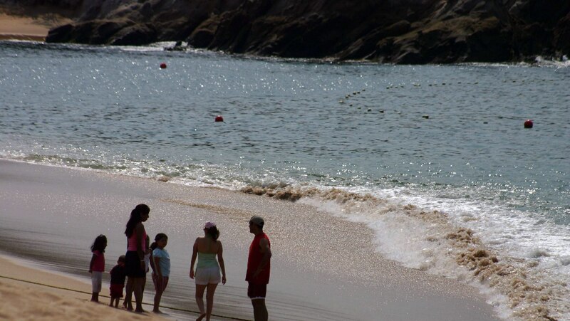 Familia disfrutando de un día en la playa