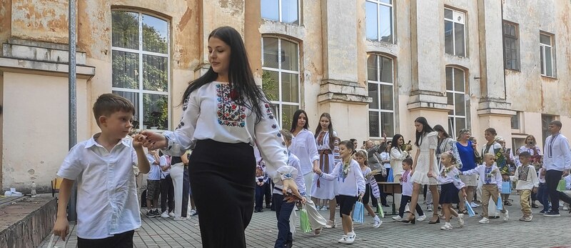 Profesora con sus alumnos en el patio de un colegio