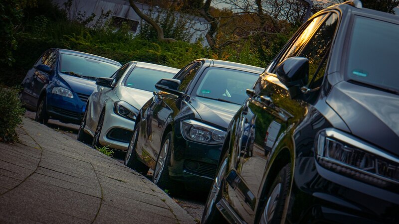 Fila de autos estacionados