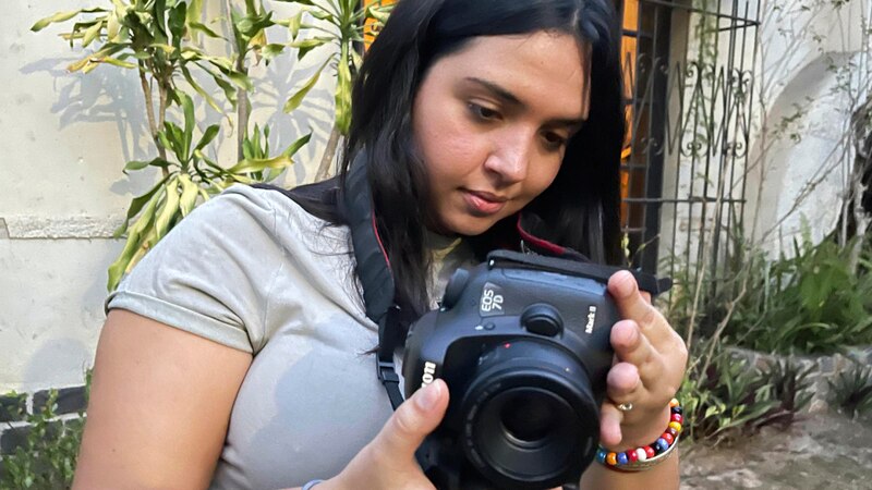 Fotógrafa tomando una foto