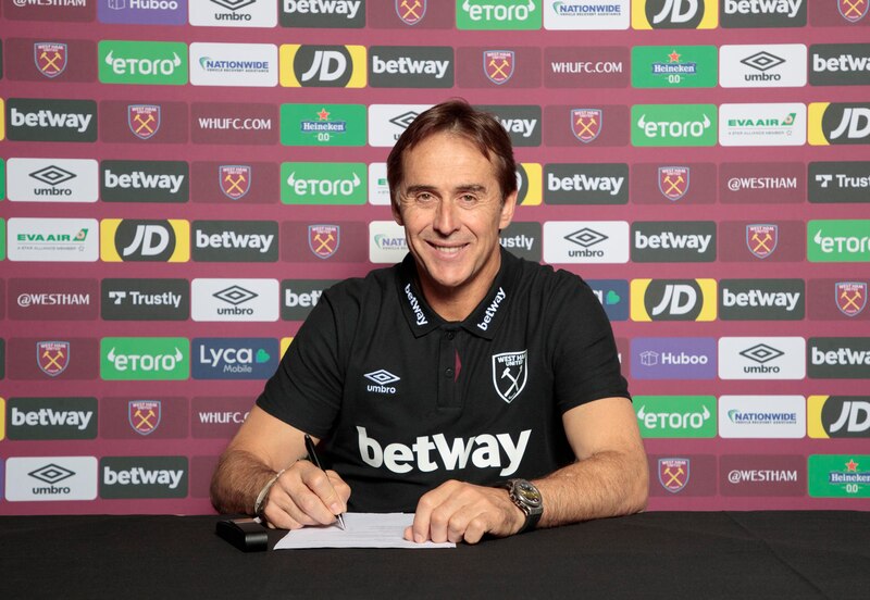 El entrenador Manuel Pellegrini firma su nuevo contrato con el West Ham United.
