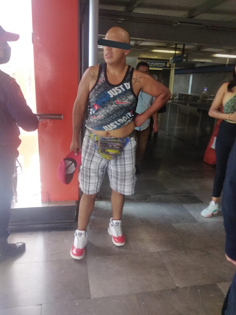 Un hombre con sobrepeso y calvo es captado en el metro de la Ciudad de México