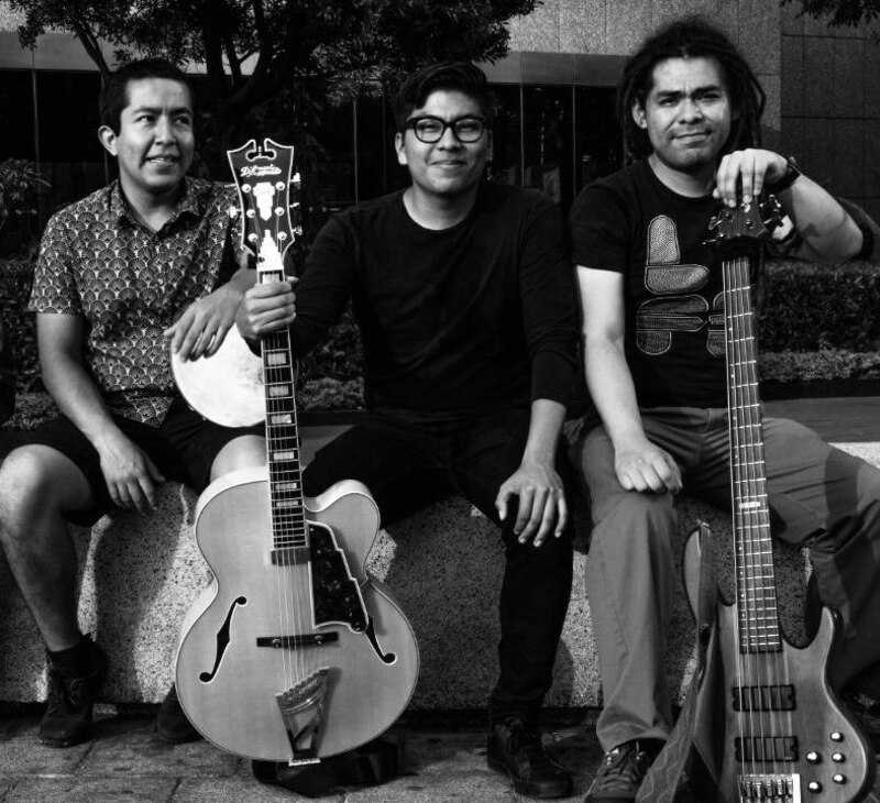 Tres músicos tocando en la calle