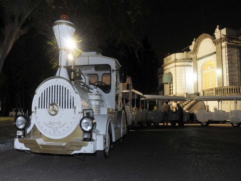 Tren turístico en la noche