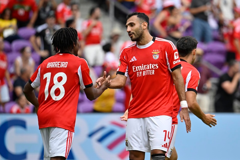 Leandro Barreiro celebra su anotación junto con Pavlidis en la victoria del Mundial de Clubes ante Auckland City.