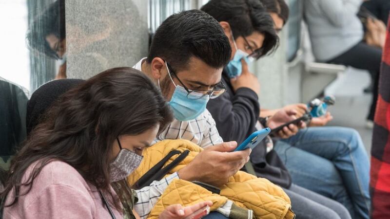 Personas usando mascarillas en el transporte público