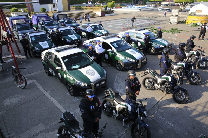 Policías mexicanos resguardan vehículos y motocicletas