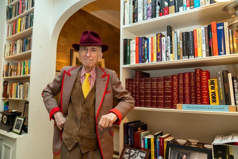 El escritor Gay Talese en su biblioteca