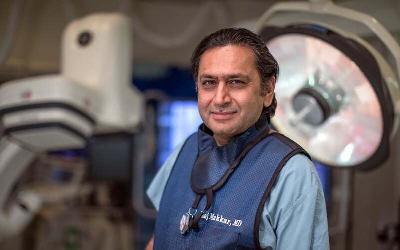 El Dr. Makkar es un cirujano oncólogo que utiliza la cirugía robótica para tratar el cáncer