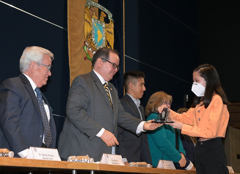 Entrega de reconocimientos a los alumnos ganadores del concurso de oratoria