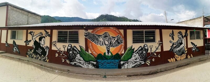 Mural en una pared con imágenes de la naturaleza y personas