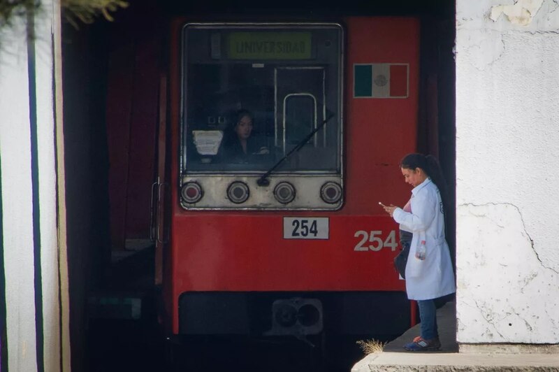 Mujer esperando el metro