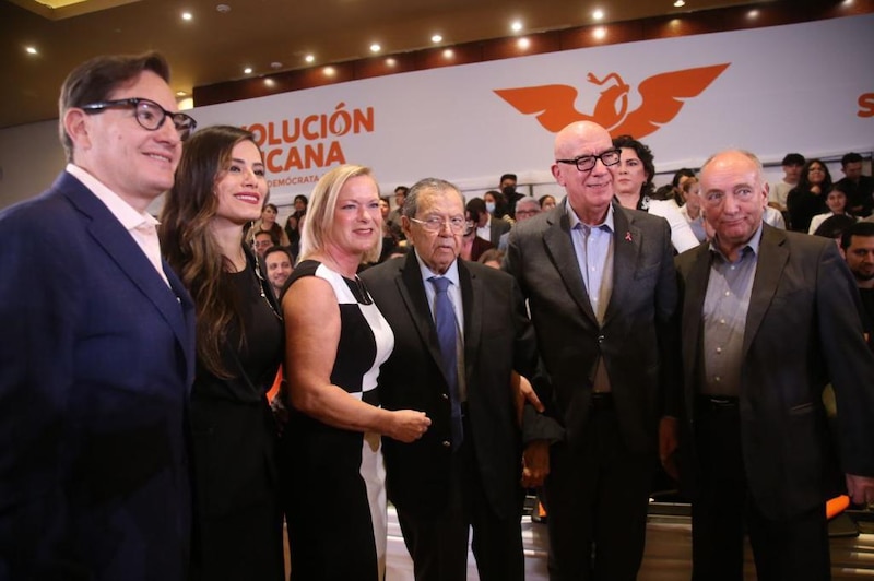 Políticos sonríen para la foto