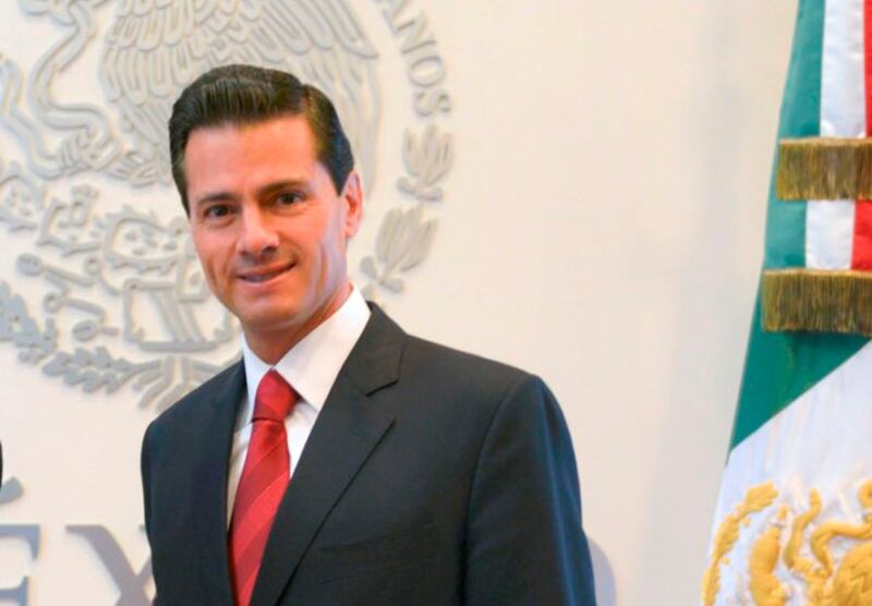 El presidente Enrique Peña Nieto sonríe durante una conferencia de prensa.