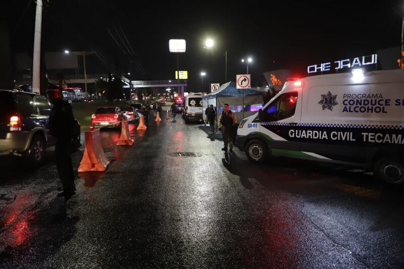 Retén de la Guardia Civil en una carretera por la noche