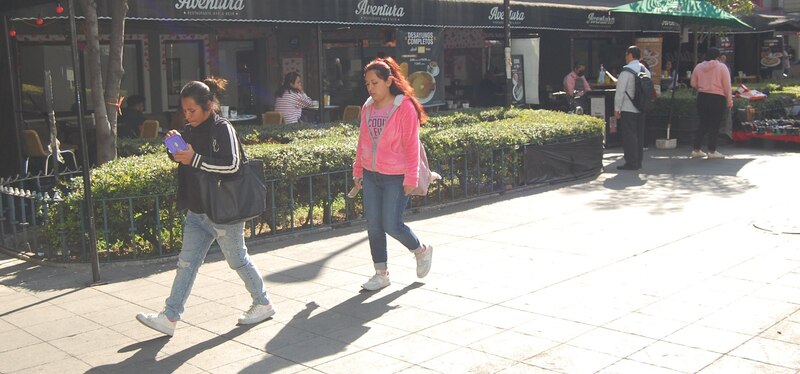 Mujeres caminando por la Zona Rosa, uno de los puntos clave para la implementación de los Puntos Violeta