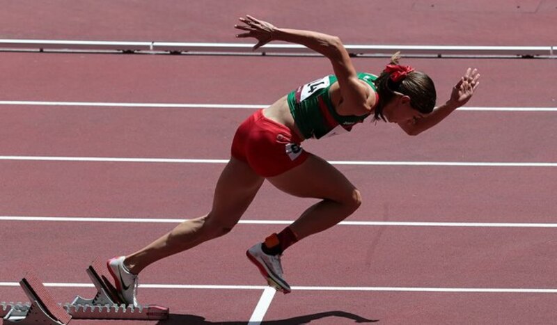 Atleta en la línea de salida de una carrera