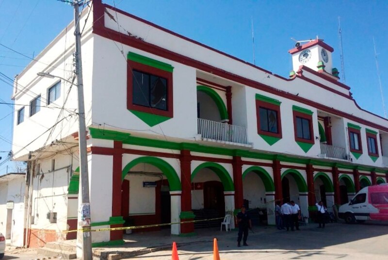 Ataque armado en la presidencia municipal de San Miguel Totolapan deja varios muertos
