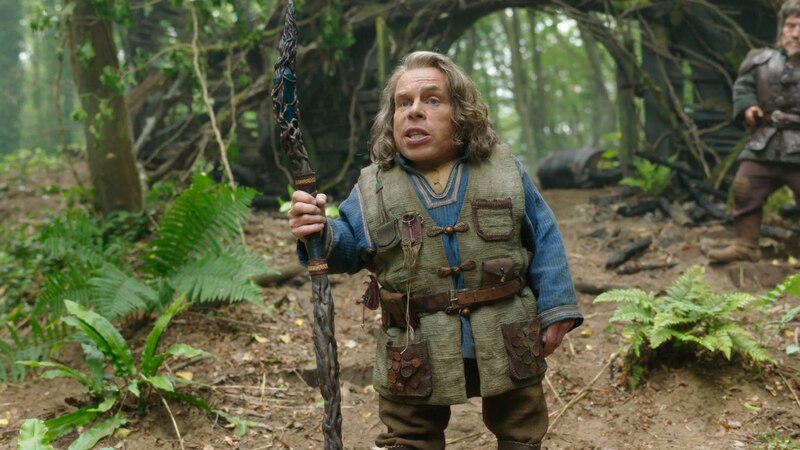 El actor Warwick Davis en el papel de Willow Ufgood en la serie de televisión Willow de Disney+.