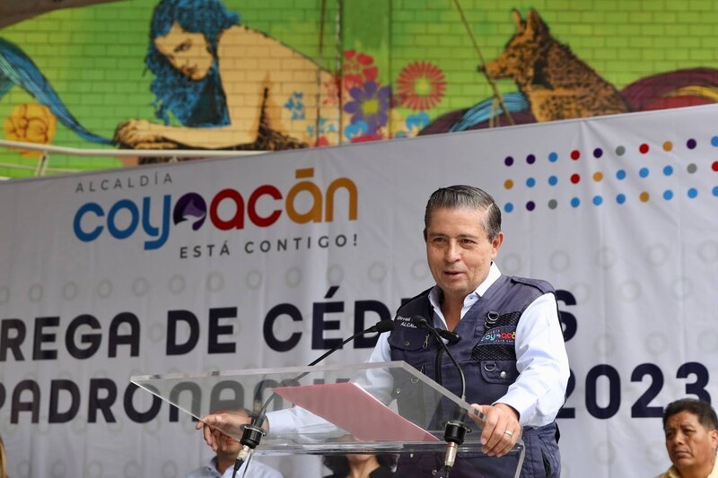 El alcalde de Coyoacán, Giovani Gutiérrez, encabeza la entrega de cédulas profesionales a egresados de la FES Acatlán