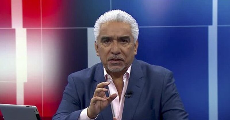 El presentador de noticias da las noticias en el estudio.
