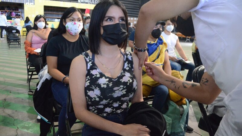 Mujer recibe la vacuna COVID-19