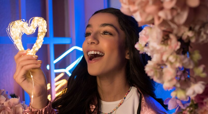 La cantante mexicana Danna Paola estrena su nuevo sencillo "XT4S1S"