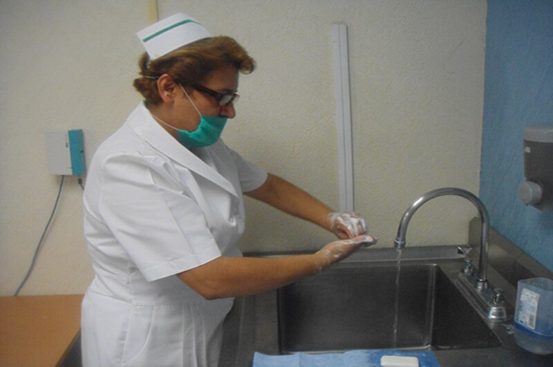 Médica lavándose las manos