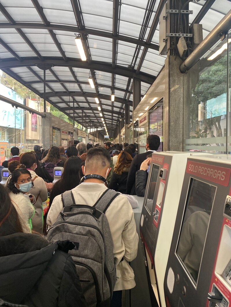 Larga fila de personas esperando para recargar tarjetas de metro en la Ciudad de México