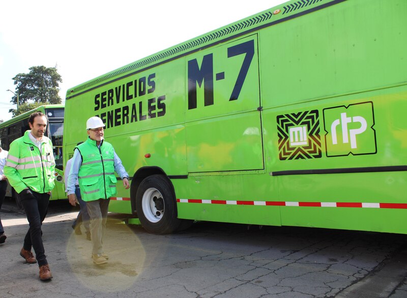 El alcalde de Medellín, Daniel Quintero, inspecciona los nuevos buses del sistema de transporte público